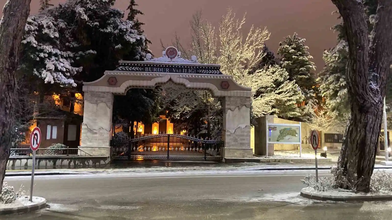 Burdur’da beklenen kar yağdı, öğrenciler sokağa döküldü
