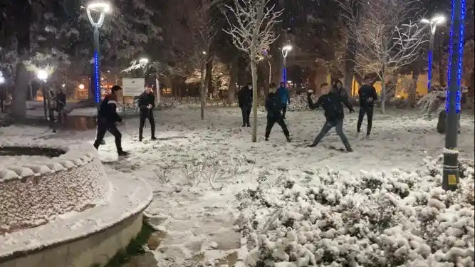 Burdur’da beklenen kar yağdı, öğrenciler sokağa döküldü
