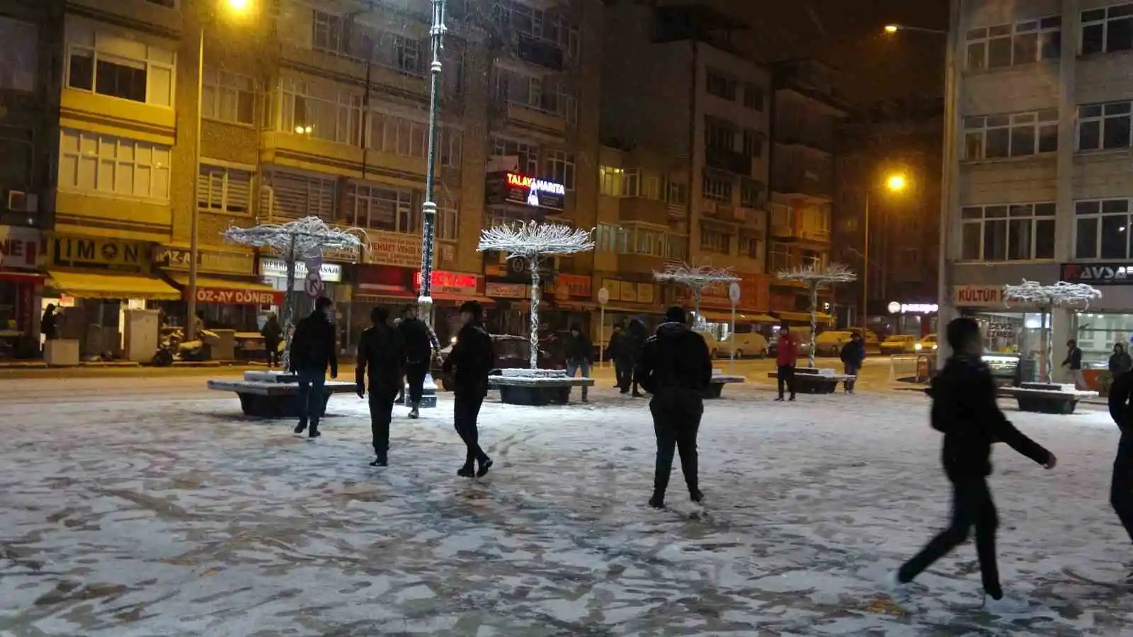 Burdur’da beklenen kar yağdı, öğrenciler sokağa döküldü
