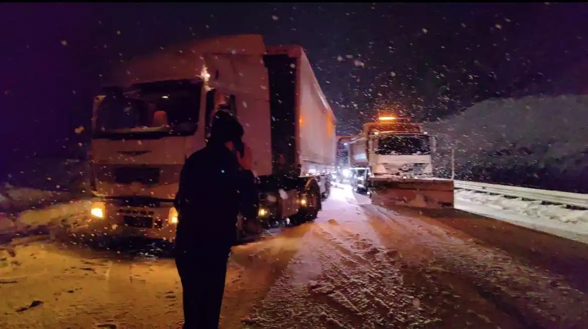 Bursa Ankara karayolunda tırların kayması sebebiyle kapanan yollar trafiğe açıldı
