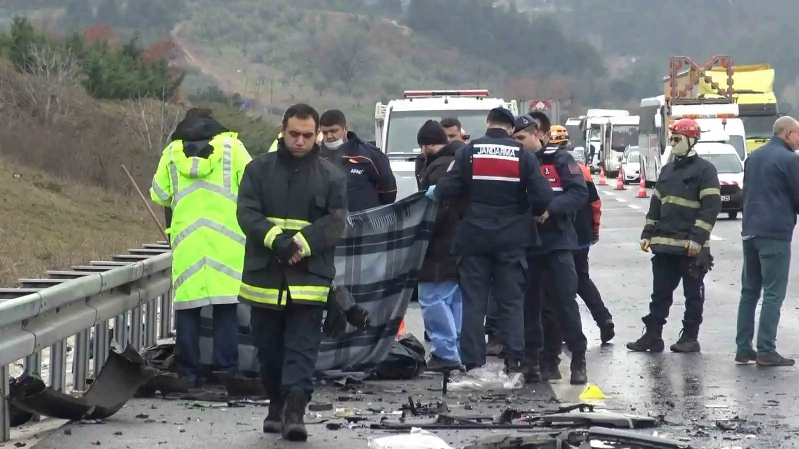 Bursa’da otoyolda facia: 4 ölü, 7 yaralı
