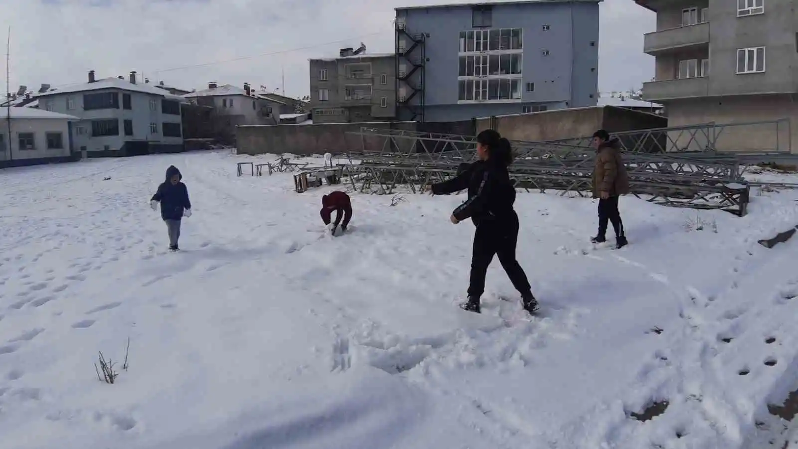 Çocukların kar sevinci
