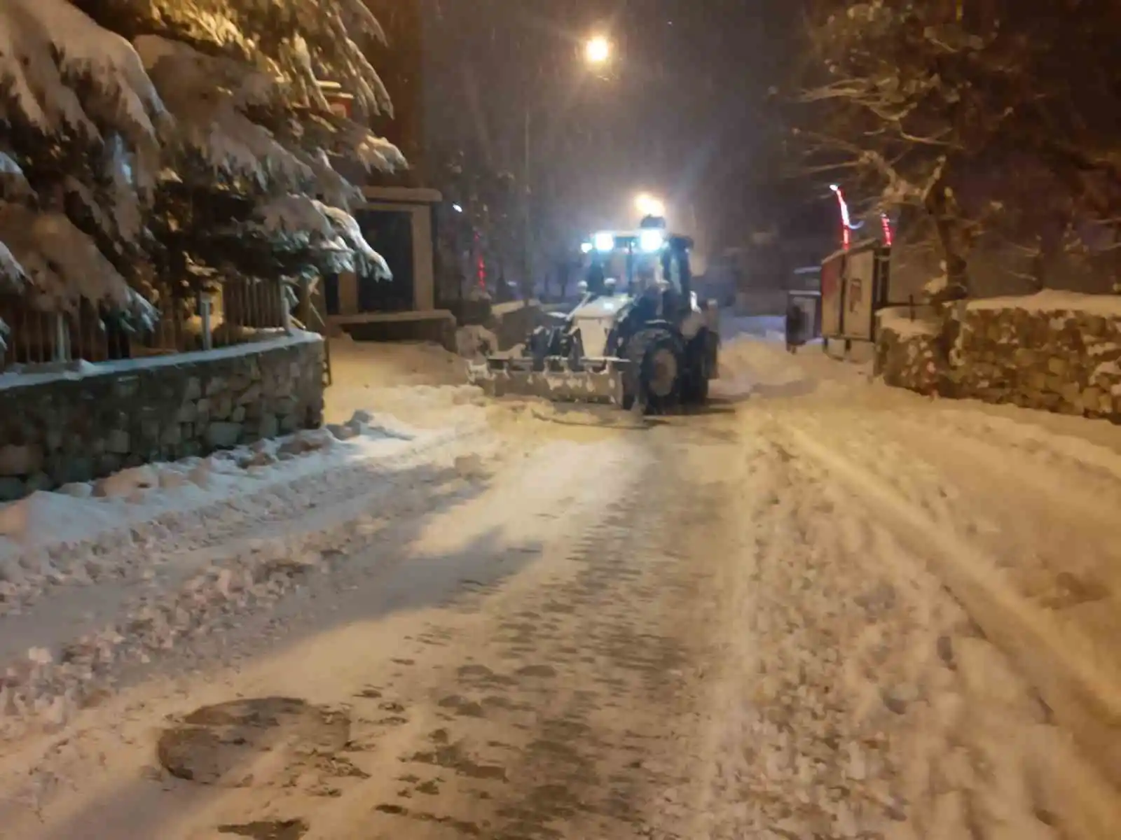 Çukurca’da kar küreme ve tuzlama çalışması
