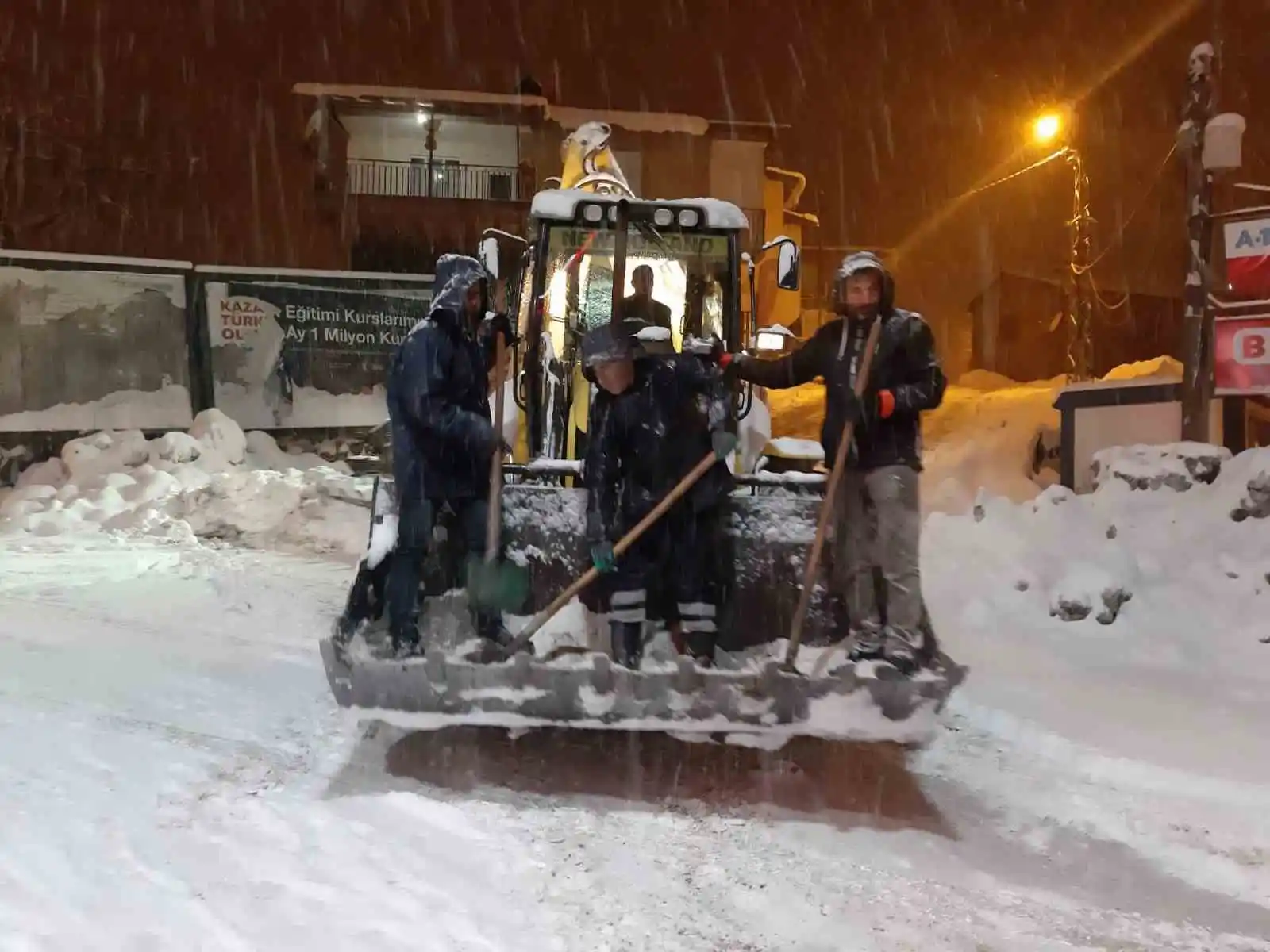 Çukurca’da kar küreme ve tuzlama çalışması
