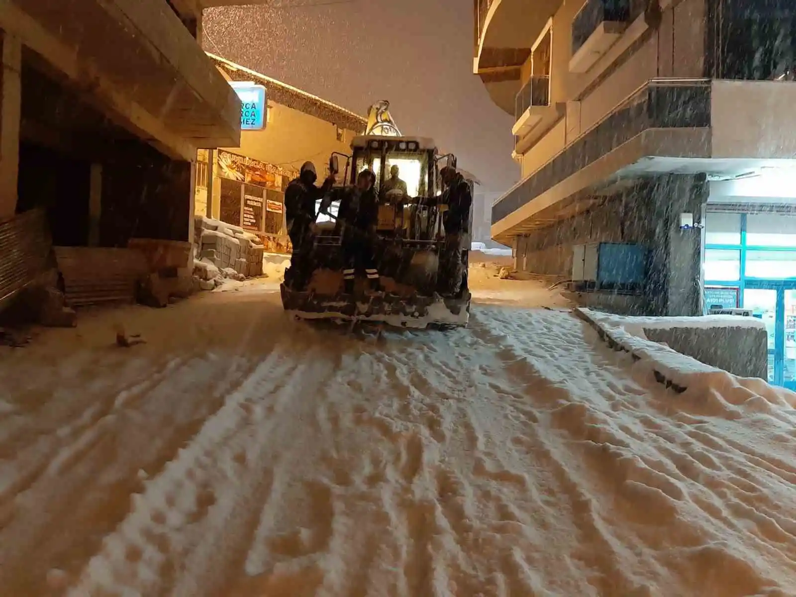 Çukurca’da kar küreme ve tuzlama çalışması
