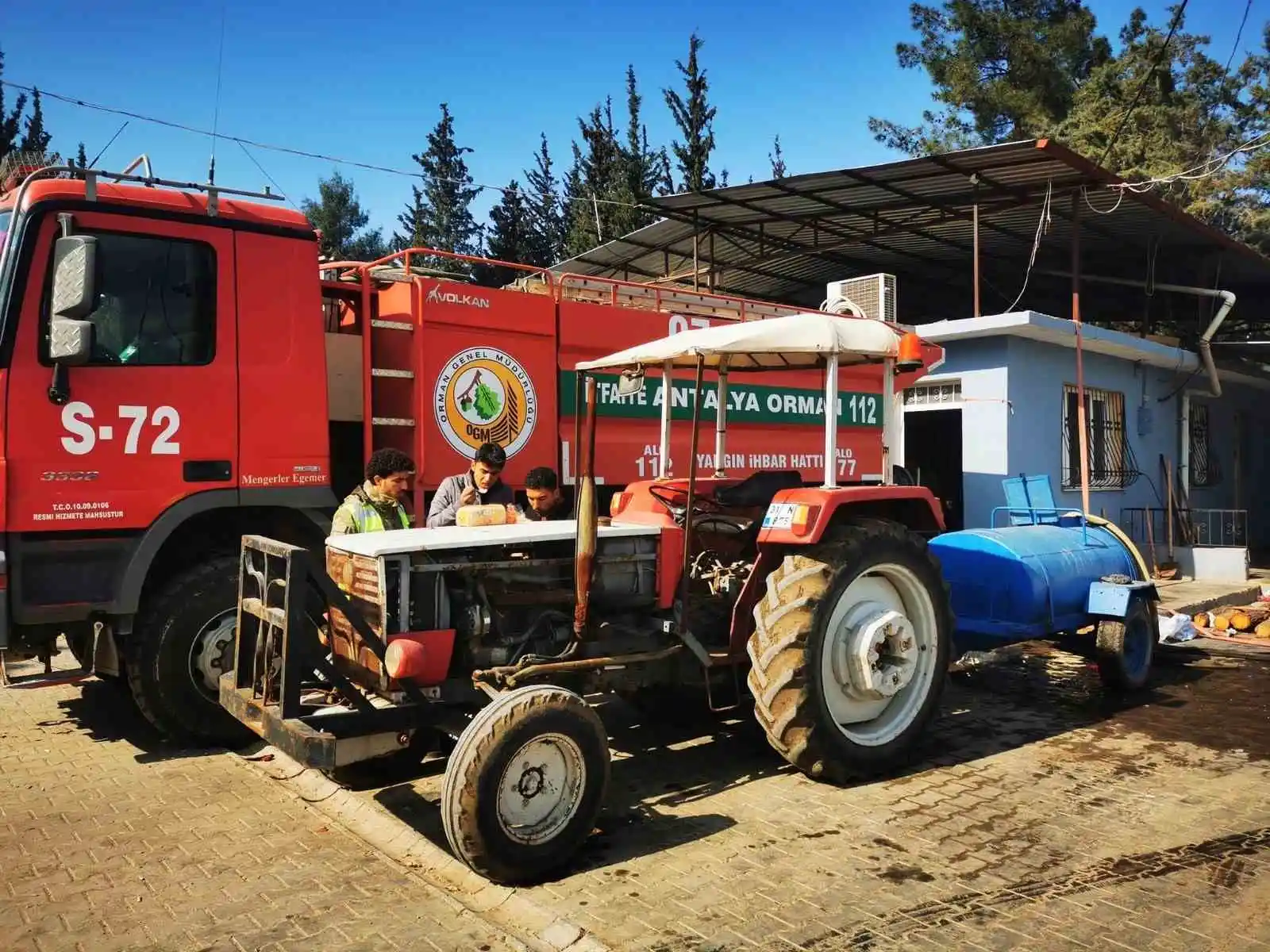 Deprem bölgesinde bulunan 'ateş savaşçıları' afetzedelere su taşıyor
