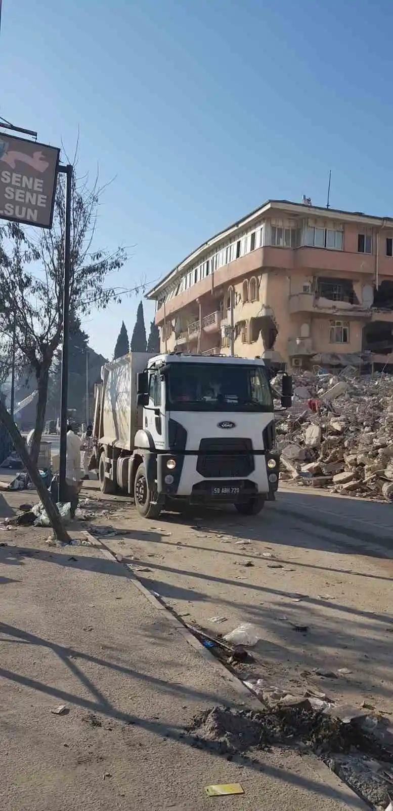 Deprem bölgesine ekip ve araç desteği
