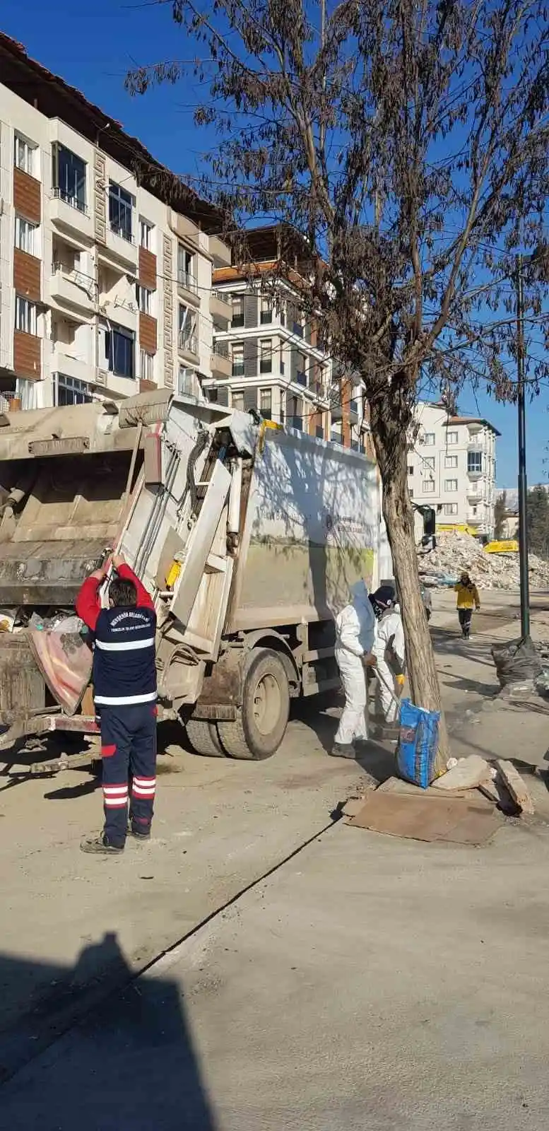 Deprem bölgesine ekip ve araç desteği
