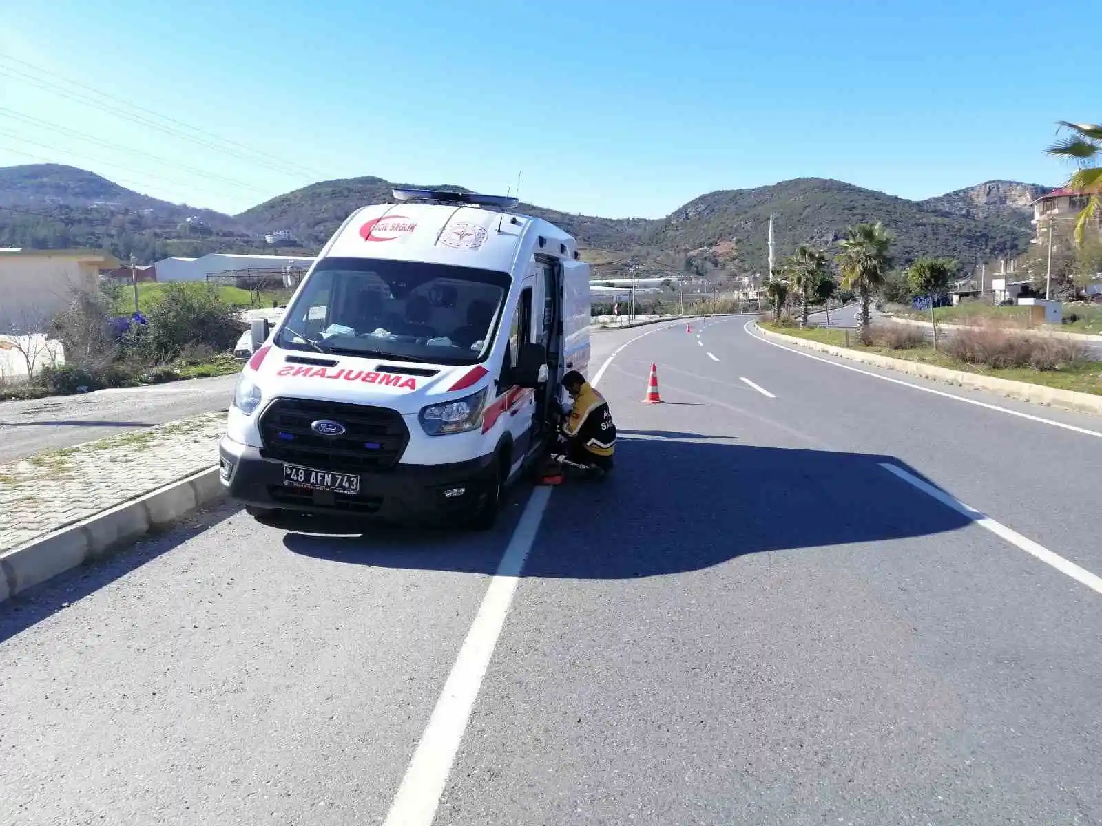 Deprem bölgesine giden ambulans Gazipaşa'da kaza yaptı
