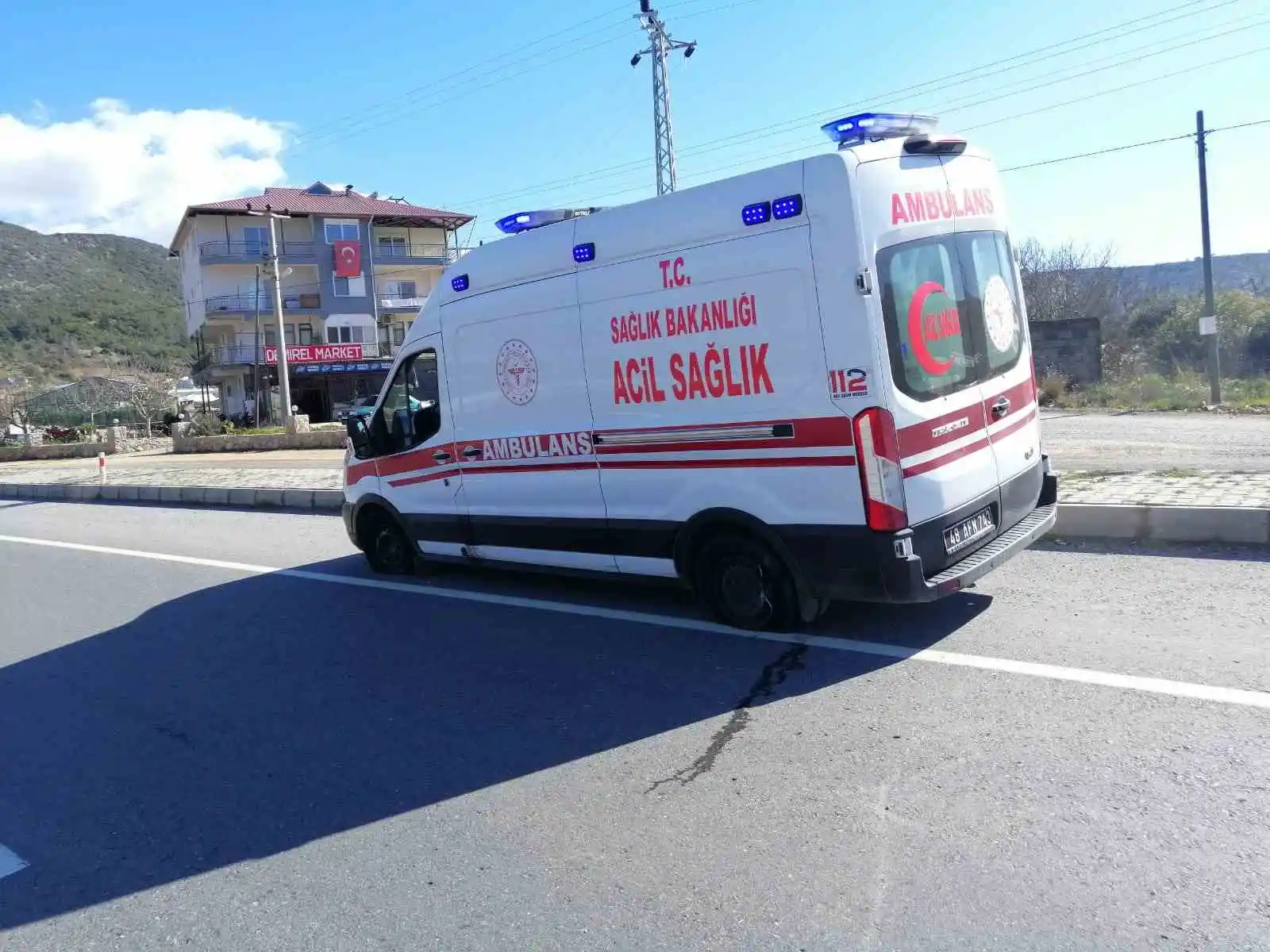 Deprem bölgesine giden ambulans Gazipaşa’da kaza yaptı
