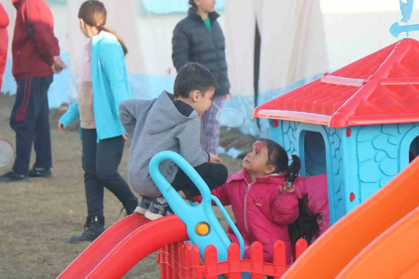 Deprem korkusu yerini çocuk cıvıltısına bıraktı
