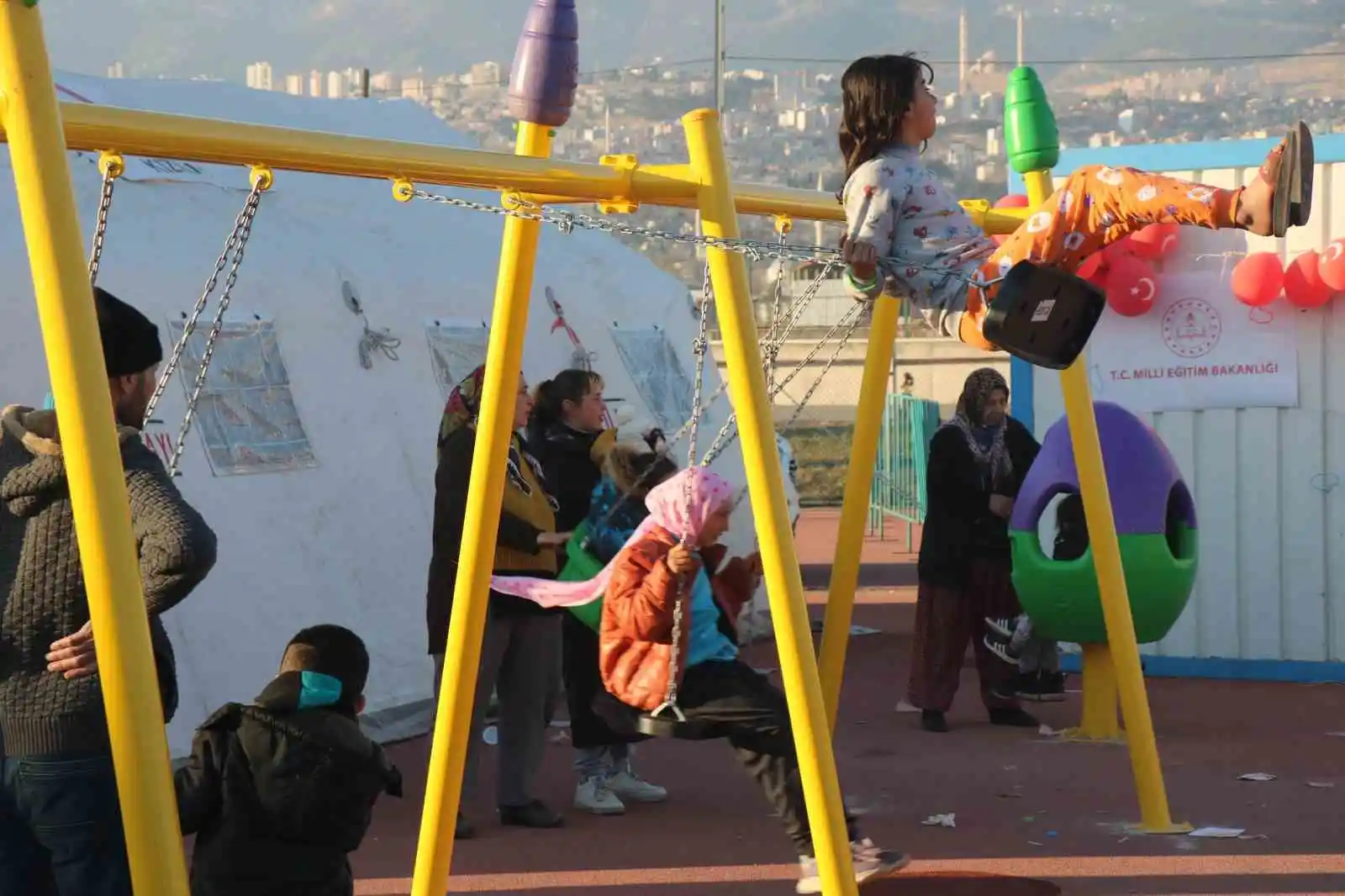 Deprem korkusu yerini çocuk cıvıltısına bıraktı
