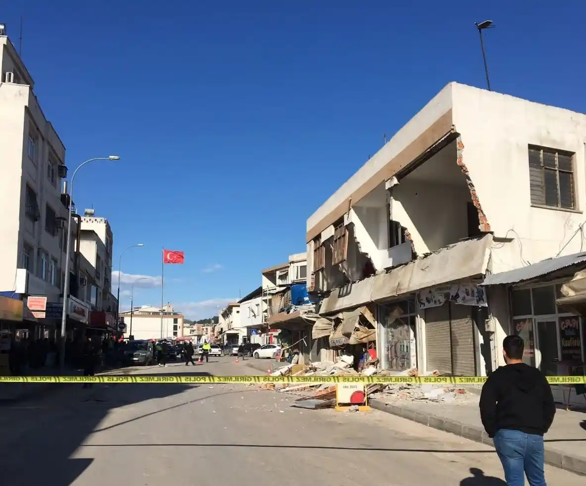 Depremde hasar alan 2 katlı binanın ön yüzü böyle yıkıldı
