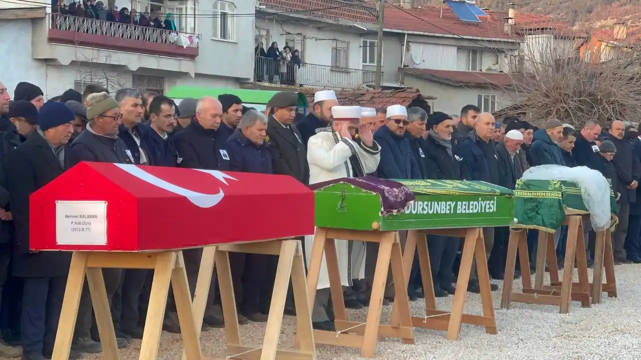 Depremde hayatını kaybeden astsubay ve ailesi toprağa verildi
