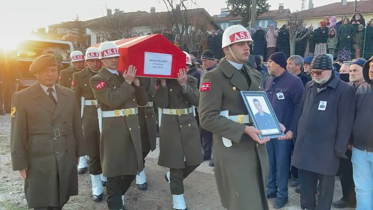 Depremde hayatını kaybeden astsubay ve ailesi toprağa verildi
