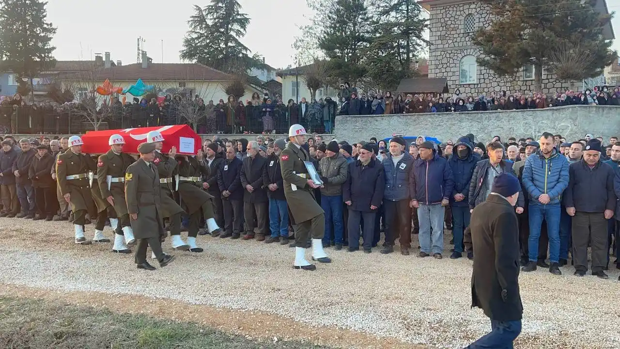 Depremde hayatını kaybeden astsubay ve ailesi toprağa verildi
