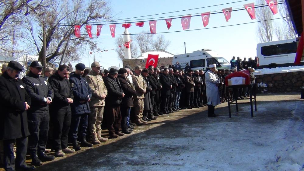 Depremde hayatını kaybeden uzman çavuş Kars'ta toprağa verildi