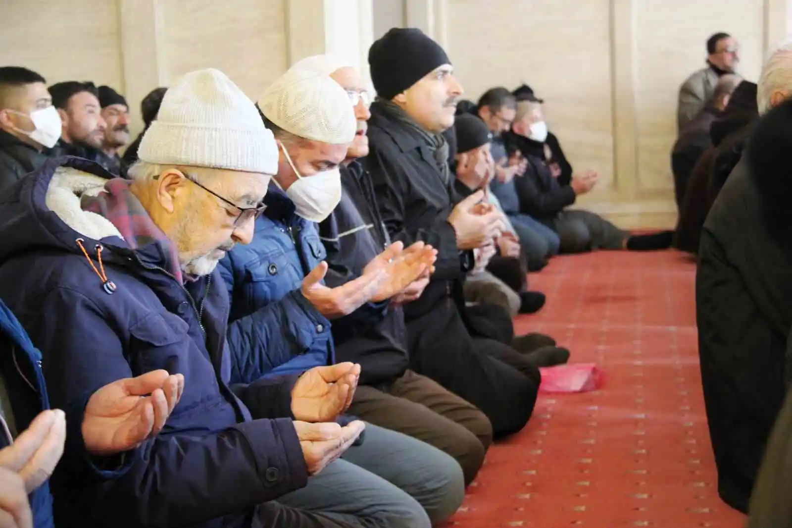 Depremde hayatını kaybedenler için Konya’da gıyabi cenaze namazı kılındı
