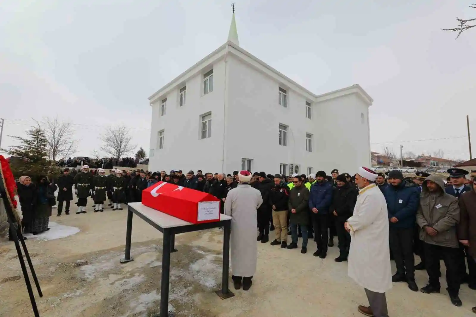 Depremde kaldığı otelin yıkılması sonucu vefat eden Aksaraylı asker toprağa verildi
