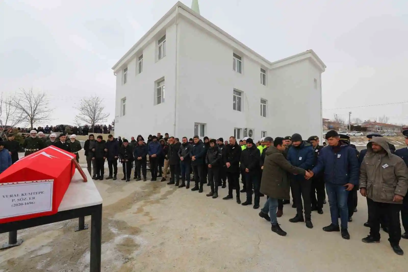 Depremde kaldığı otelin yıkılması sonucu vefat eden Aksaraylı asker toprağa verildi
