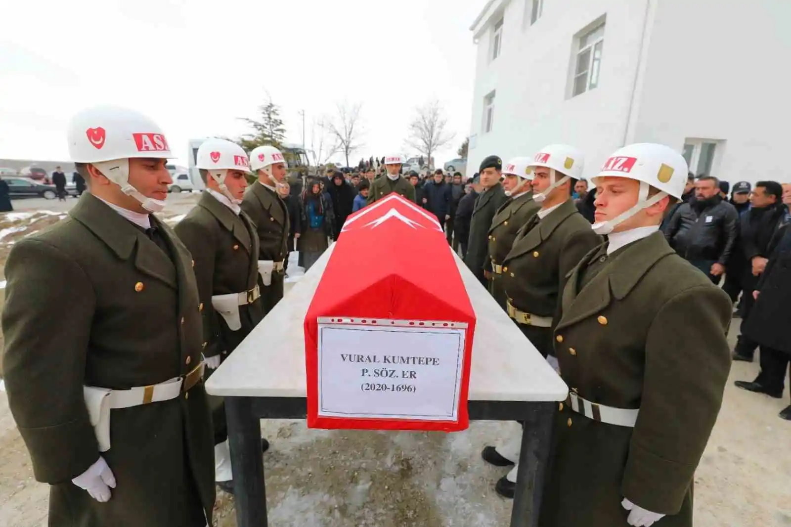 Depremde kaldığı otelin yıkılması sonucu vefat eden Aksaraylı asker toprağa verildi
