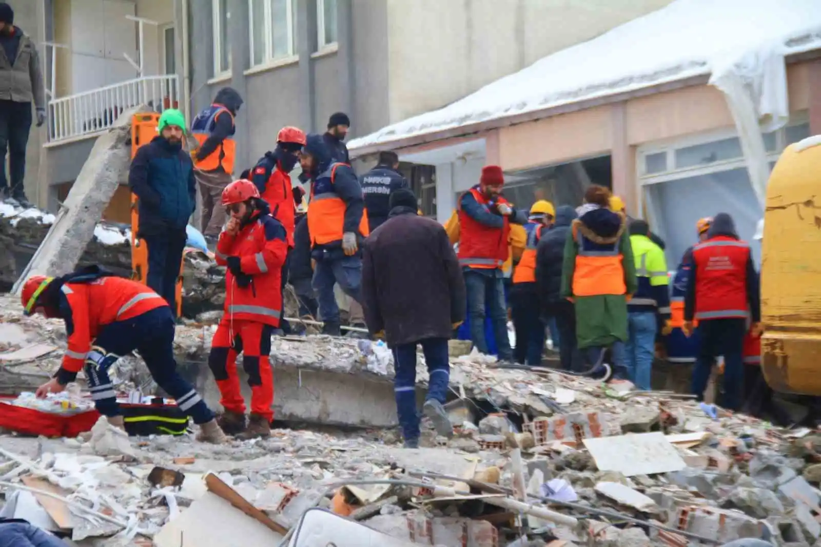 Depremde kardeşini kaybetti, kardeşinin gelini ve oğlu için umutla bekliyor
