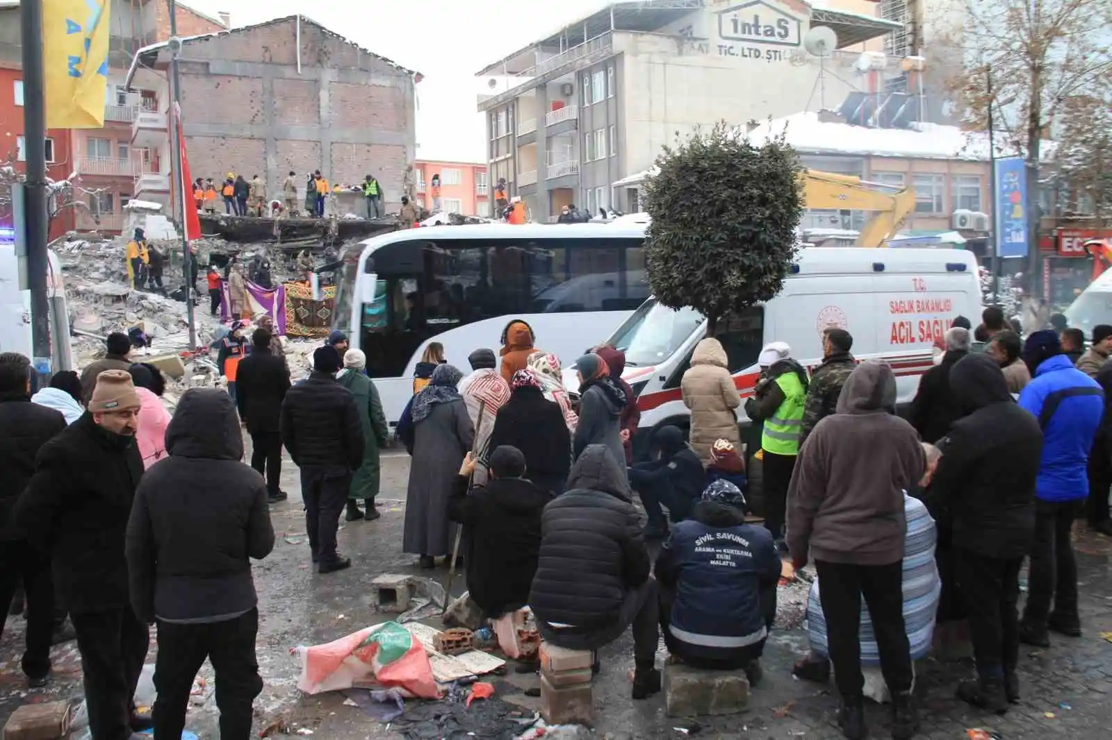 Depremde kardeşini kaybetti, kardeşinin gelini ve oğlu için umutla bekliyor
