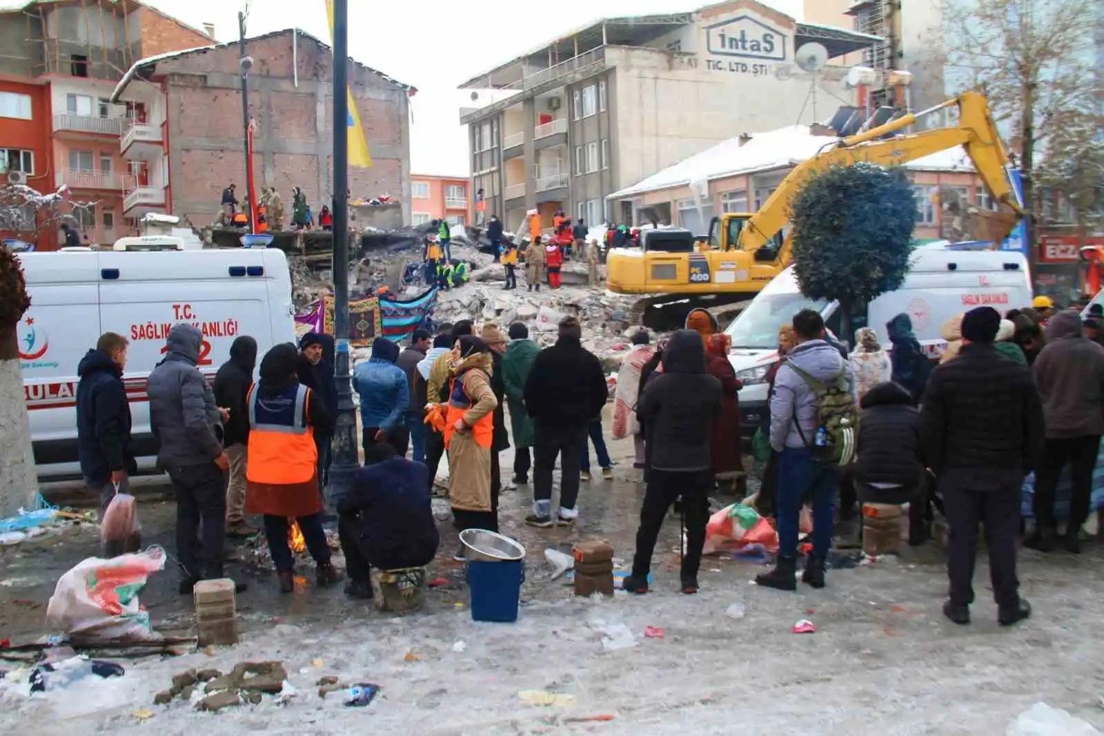 Depremde kardeşini kaybetti, kardeşinin gelini ve oğlu için umutla bekliyor
