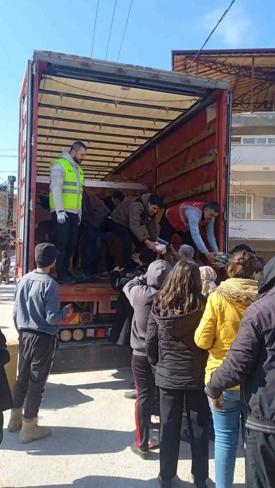 Depremzedeler için 20 bin öğün sıcak yemek çıkaracaklar
