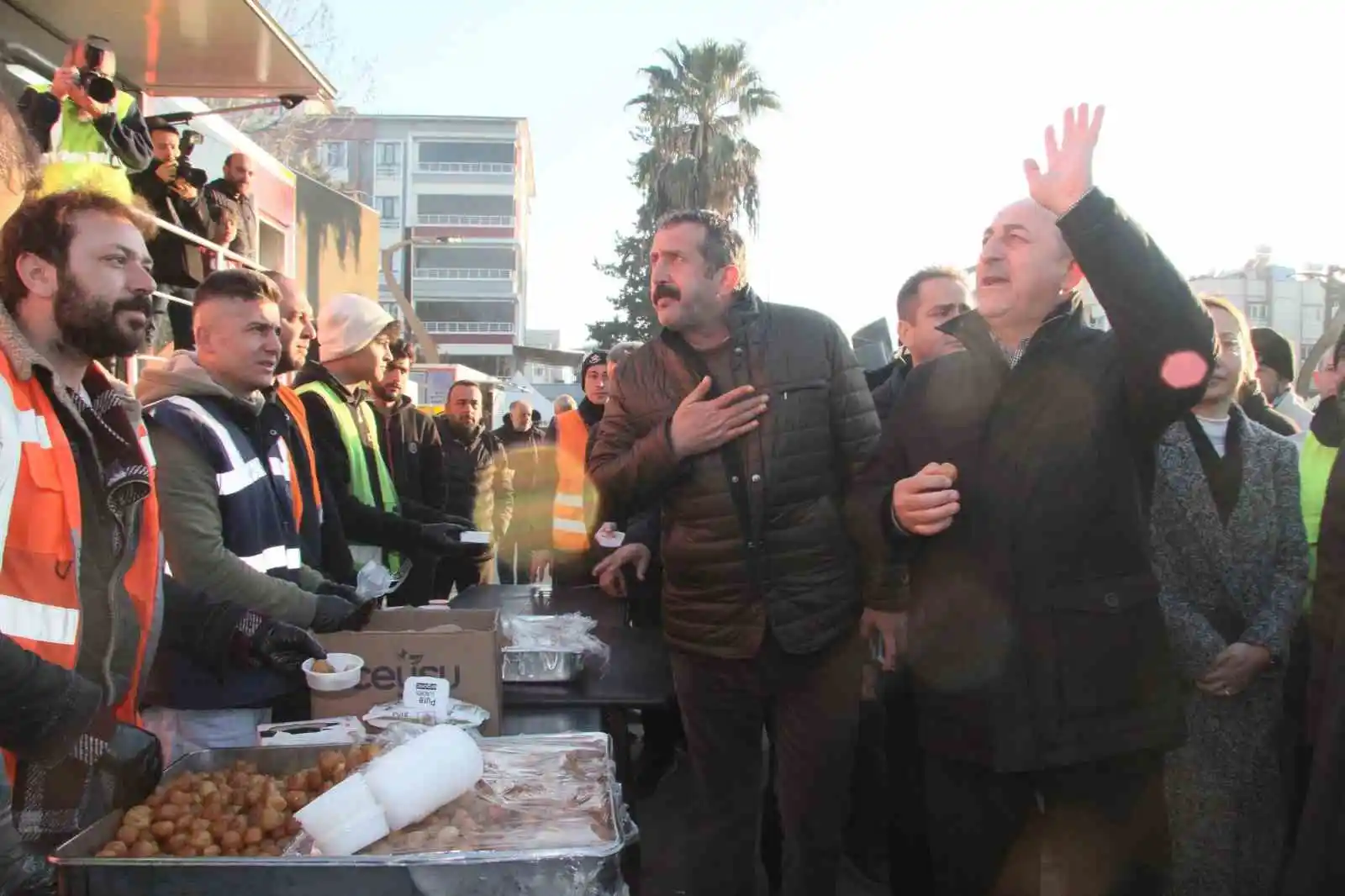 Depremzedelerden Dışişleri Bakanı Çavuşoğlu’na ilginç talep ve şikayetler
