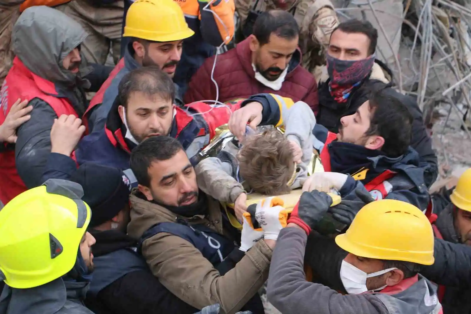 Diyarbakır’da 7 yaşındaki Beşir, 81 saat sonra enkazdan sağ çıkarıldı
