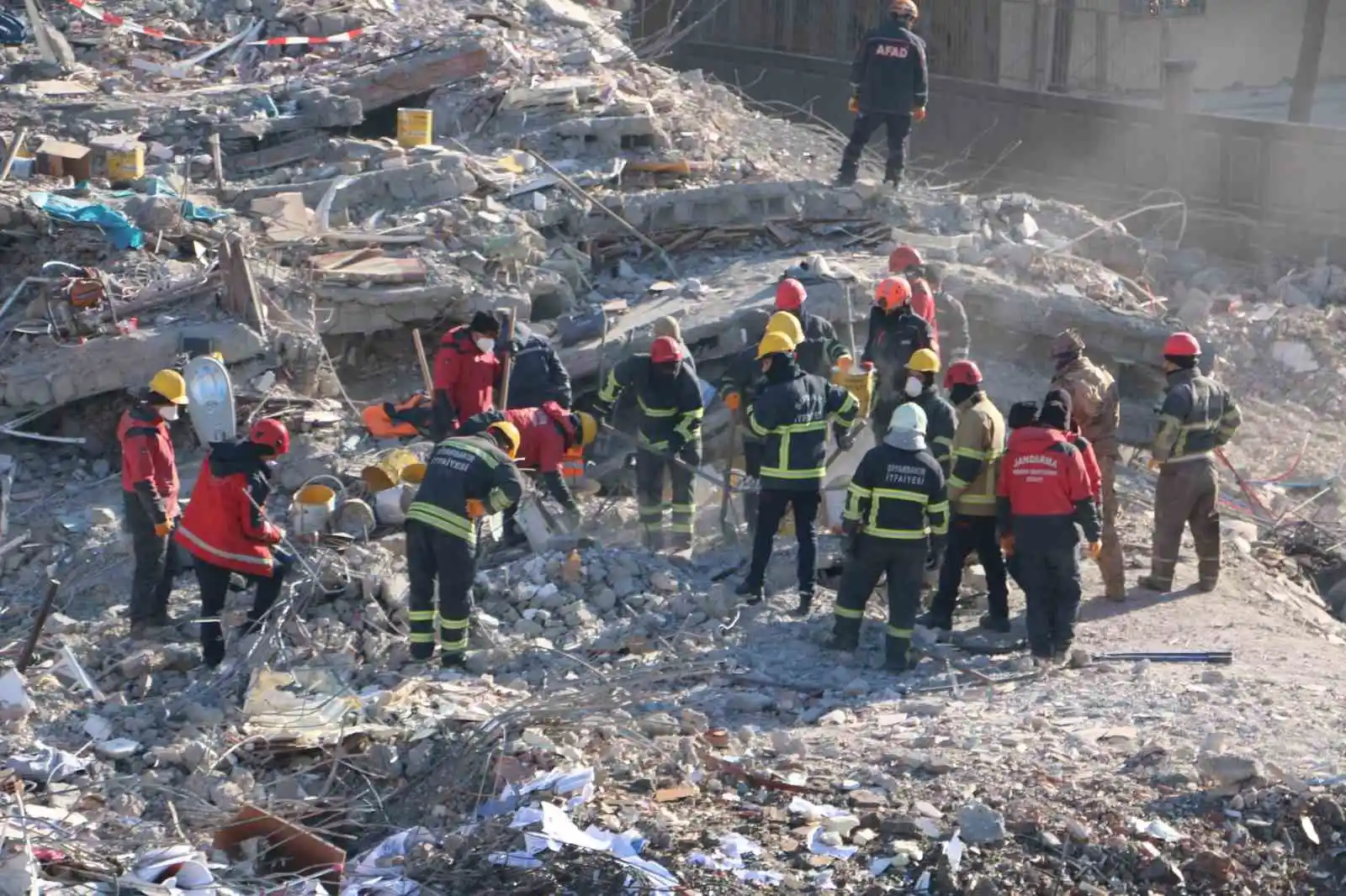 Diyarbakır'da enkaz çalışması 8'inci gününde de devam ediyor
