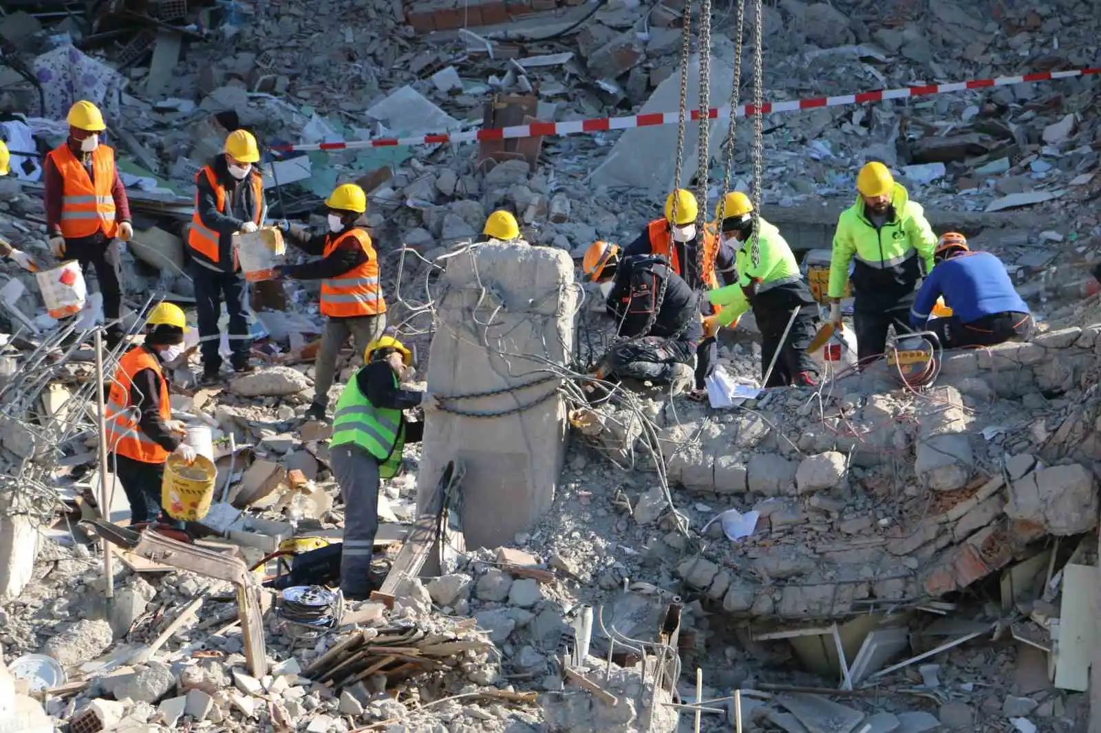 Diyarbakır’da enkaz çalışması 8’inci gününde de devam ediyor
