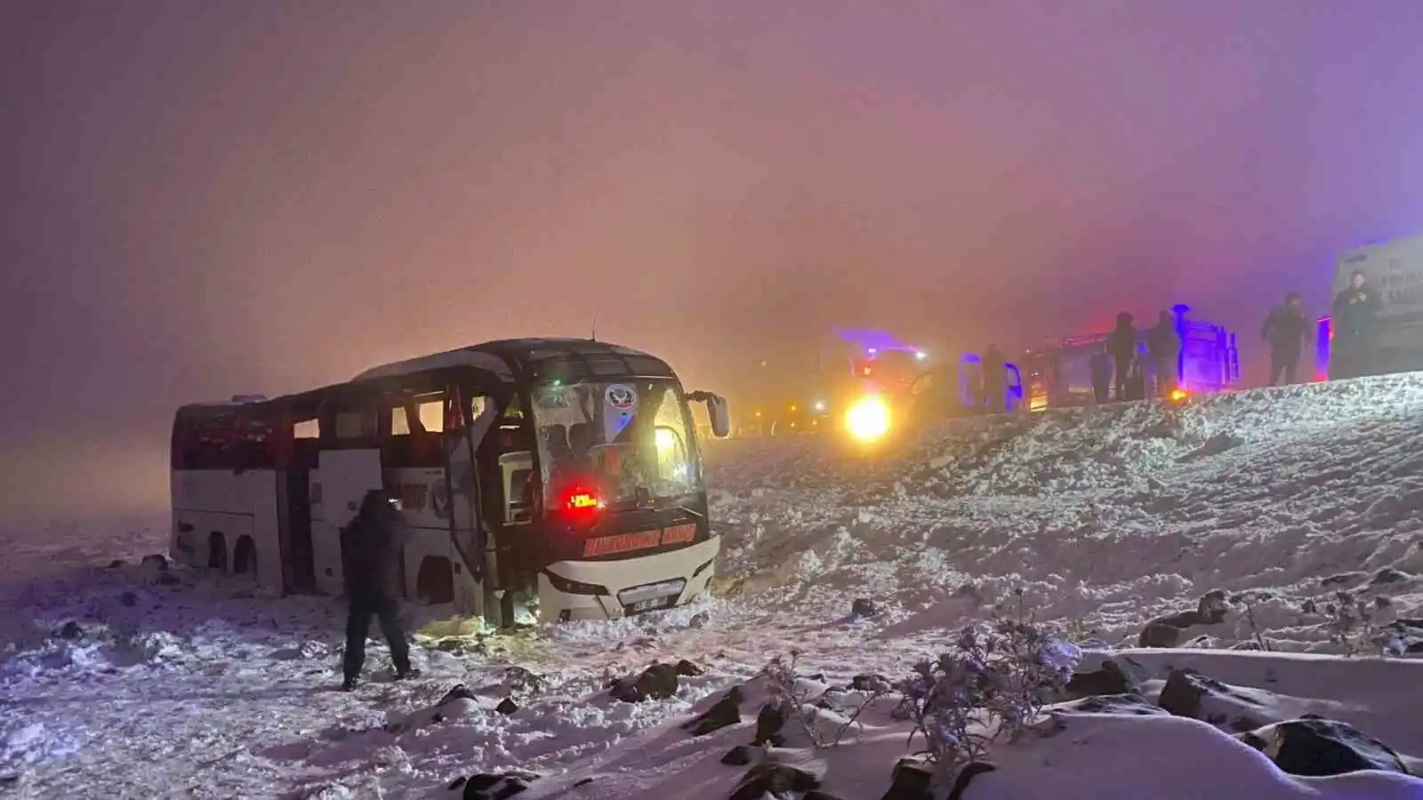 Diyarbakır'da yolcu otobüsü devrildi: 4'ü ağır 30 kişi yaralandı
