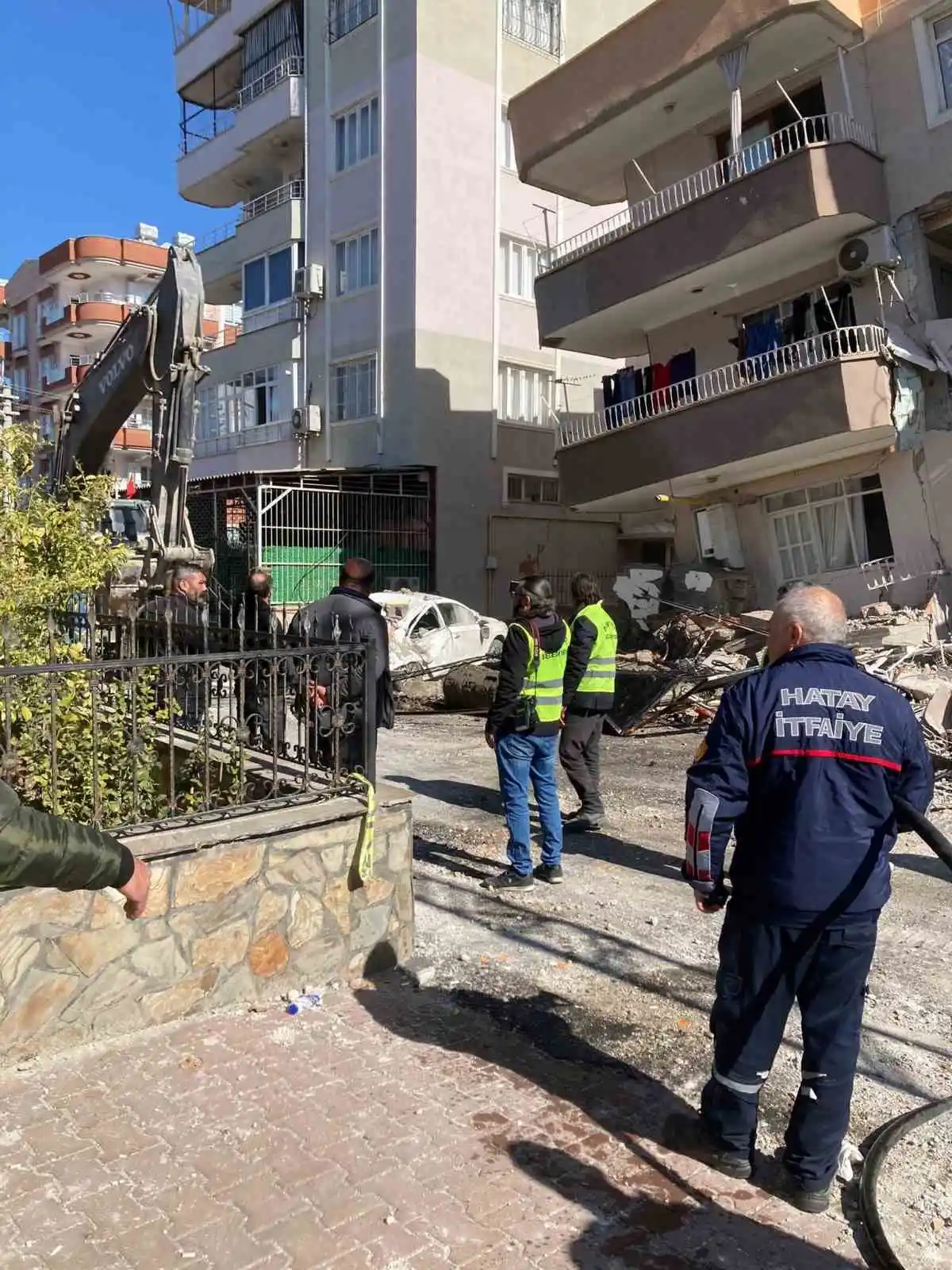 Dörtyol ve Payas’ta enkaz kaldırma ve hasarlı bina yıkım çalışması başlatıldı
