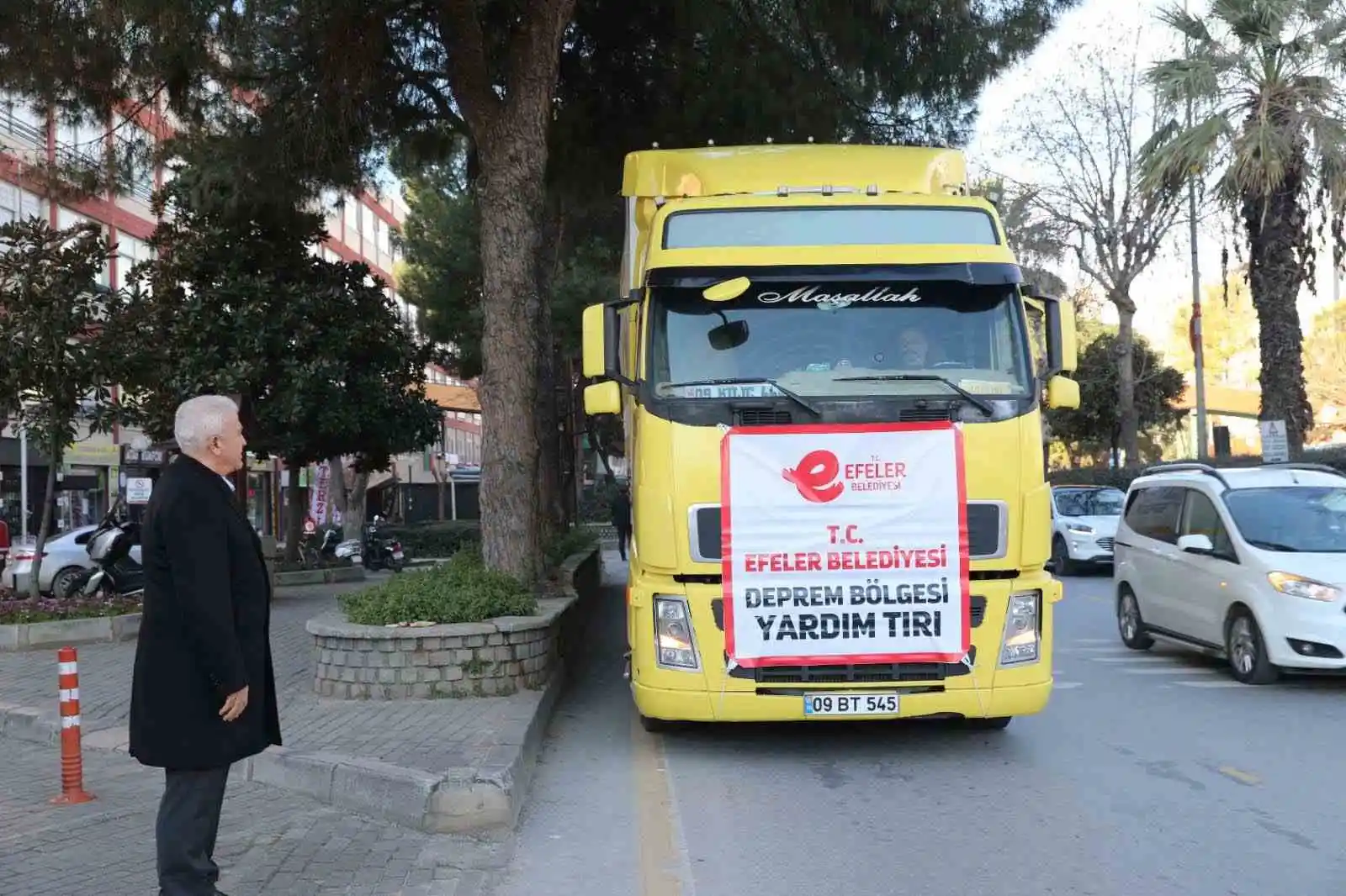 Efeler Belediyesi'nin yardım tırı depremzedeler için yola çıktı
