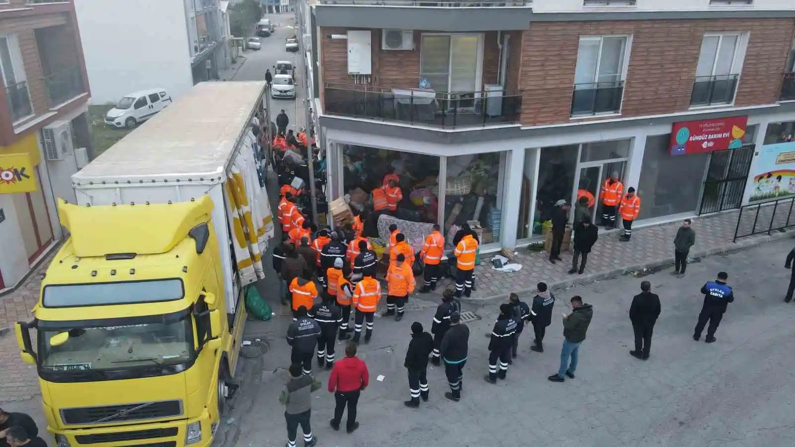 Efeler Belediyesi’nin yardım tırı depremzedeler için yola çıktı
