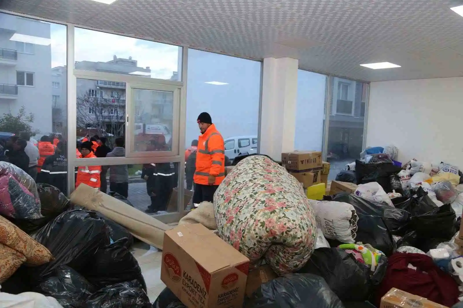 Efeler Belediyesi’nin yardım tırı depremzedeler için yola çıktı
