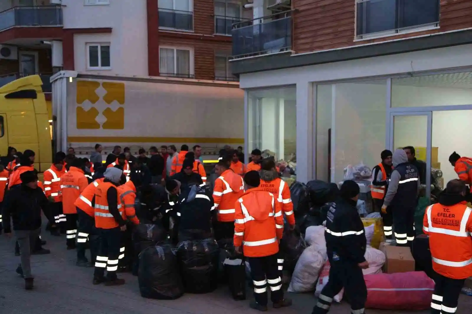 Efeler Belediyesi’nin yardım tırı depremzedeler için yola çıktı
