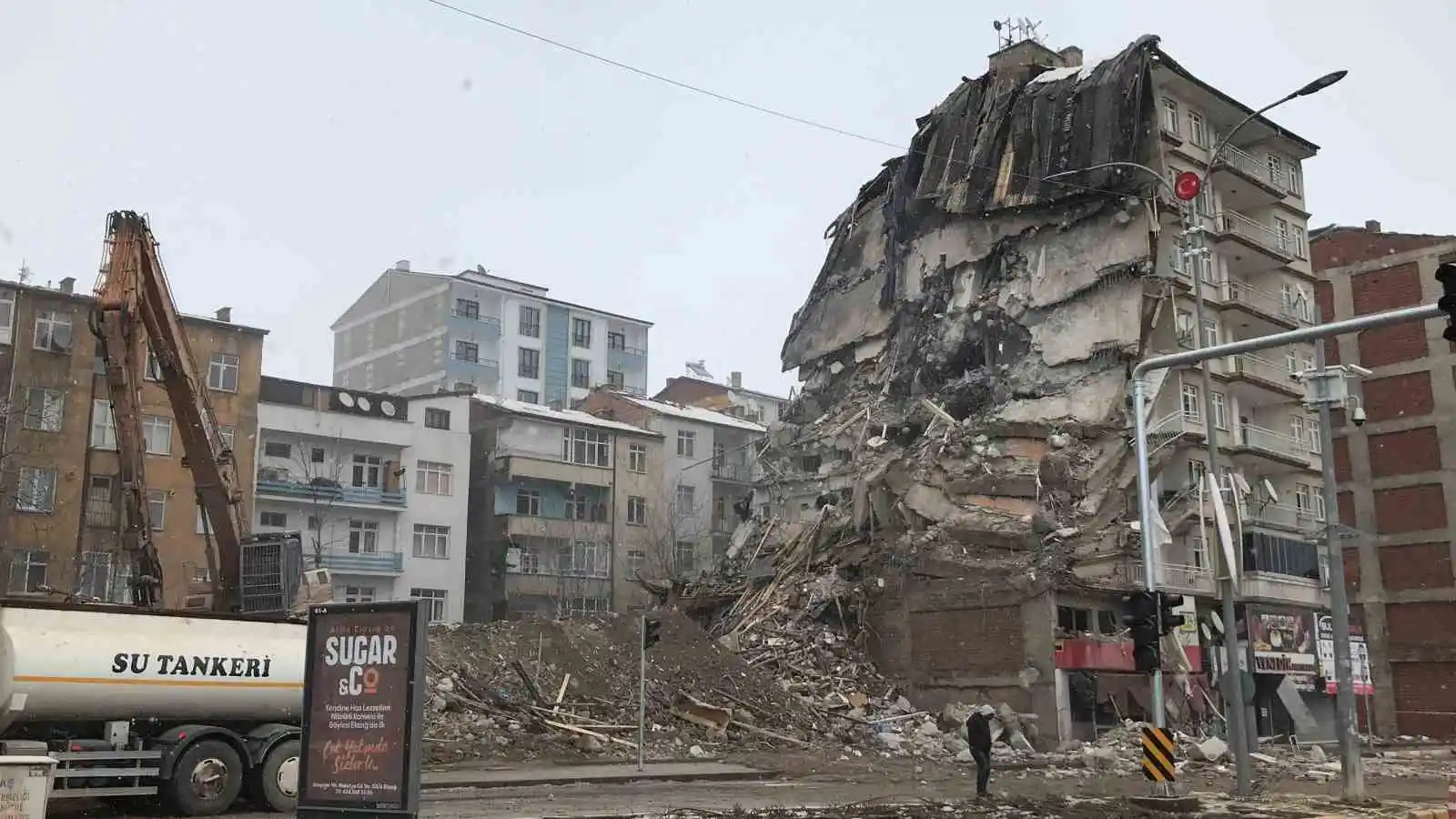 Elazığ’da ağır hasarlı binaların yıkımına başlandı
