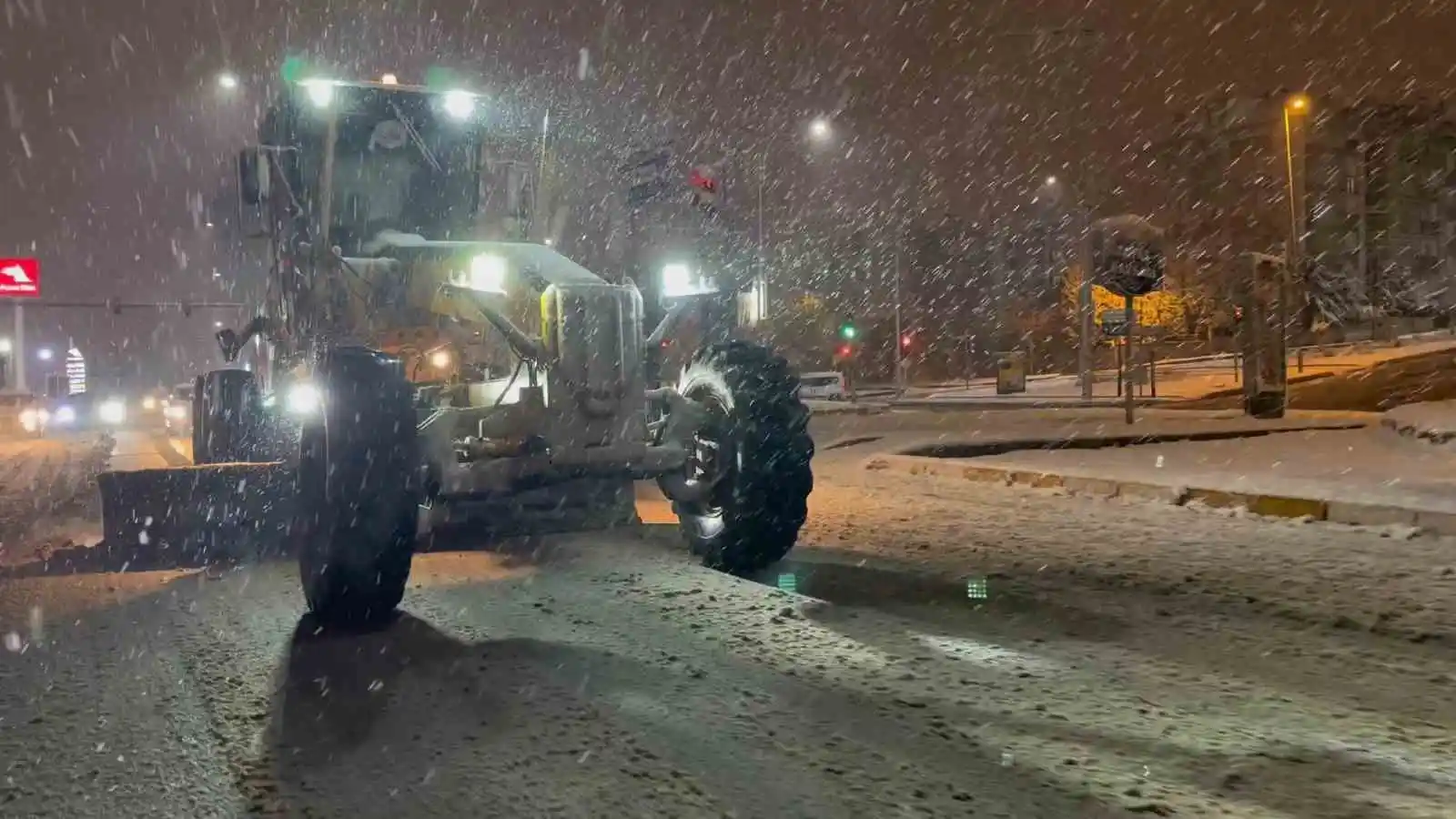 Elazığ'da belediye ekipleri kar mesaisinde
