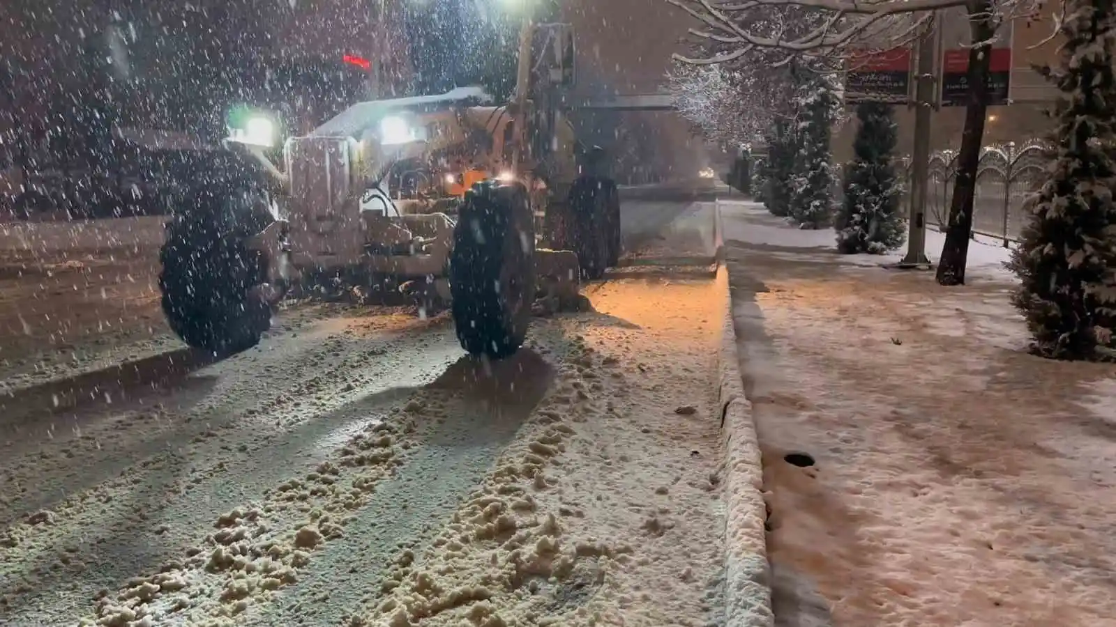 Elazığ’da belediye ekipleri kar mesaisinde
