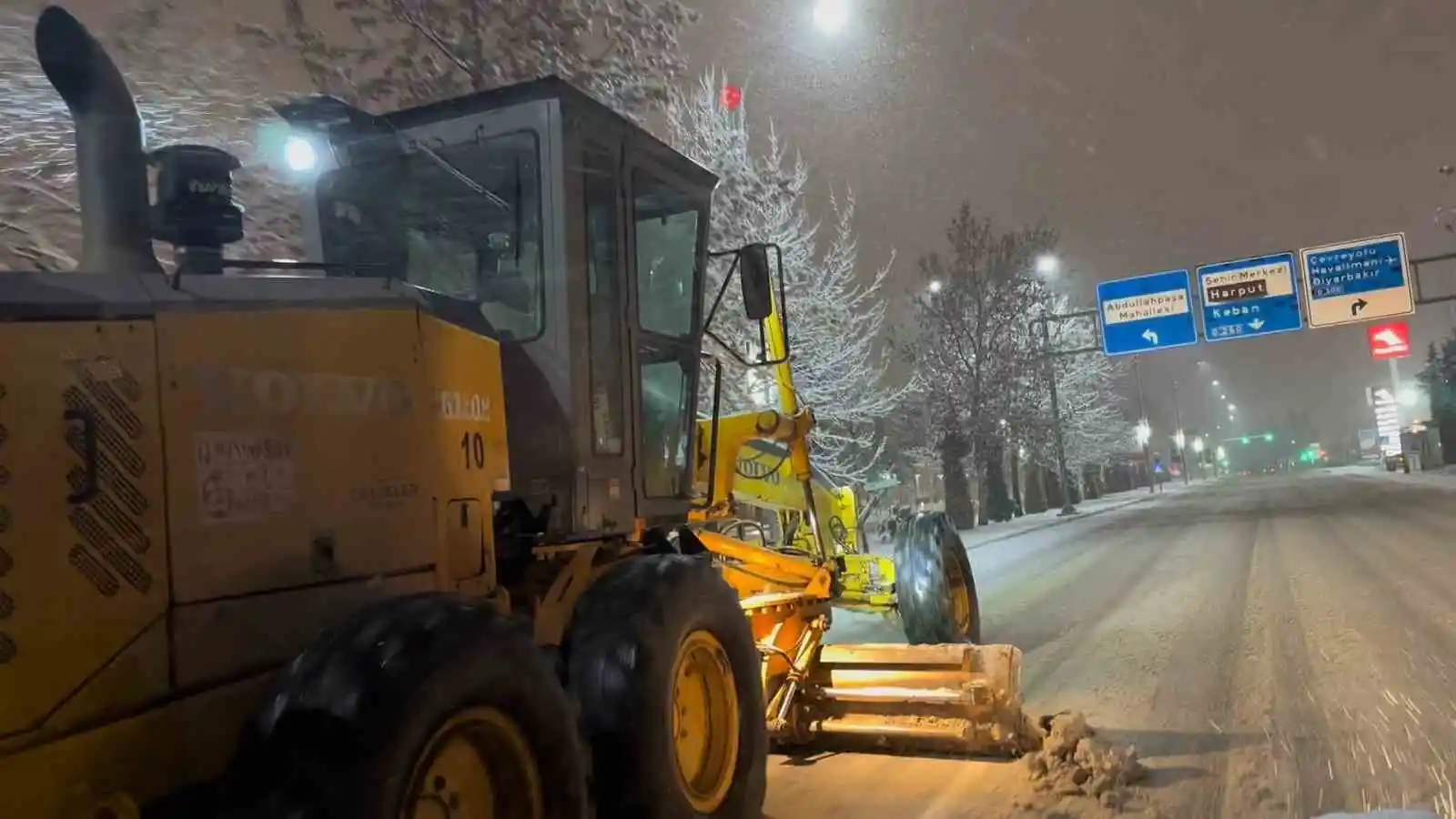 Elazığ’da belediye ekipleri kar mesaisinde
