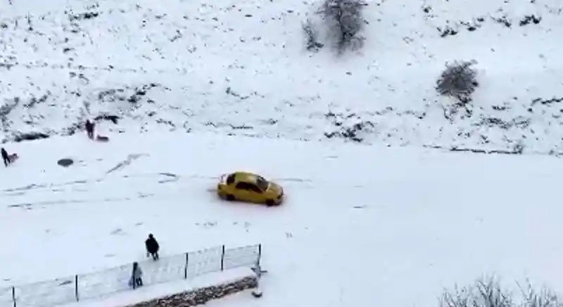 Elazığ’da yol buz pistine döndü, araçlar böyle kaydı
