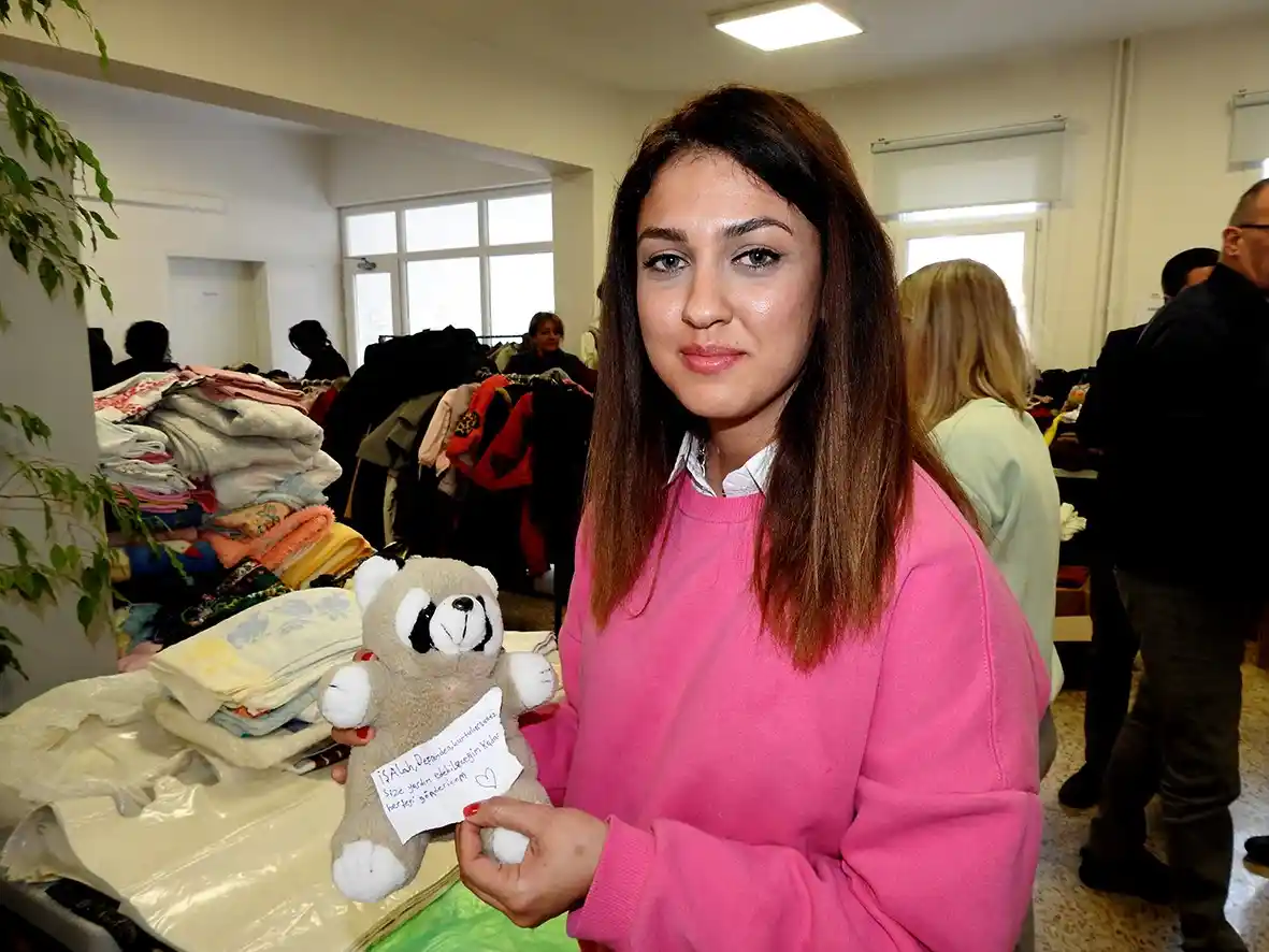 En sevdiği oyuncak ayısını depremzede çocuklar için verdi
