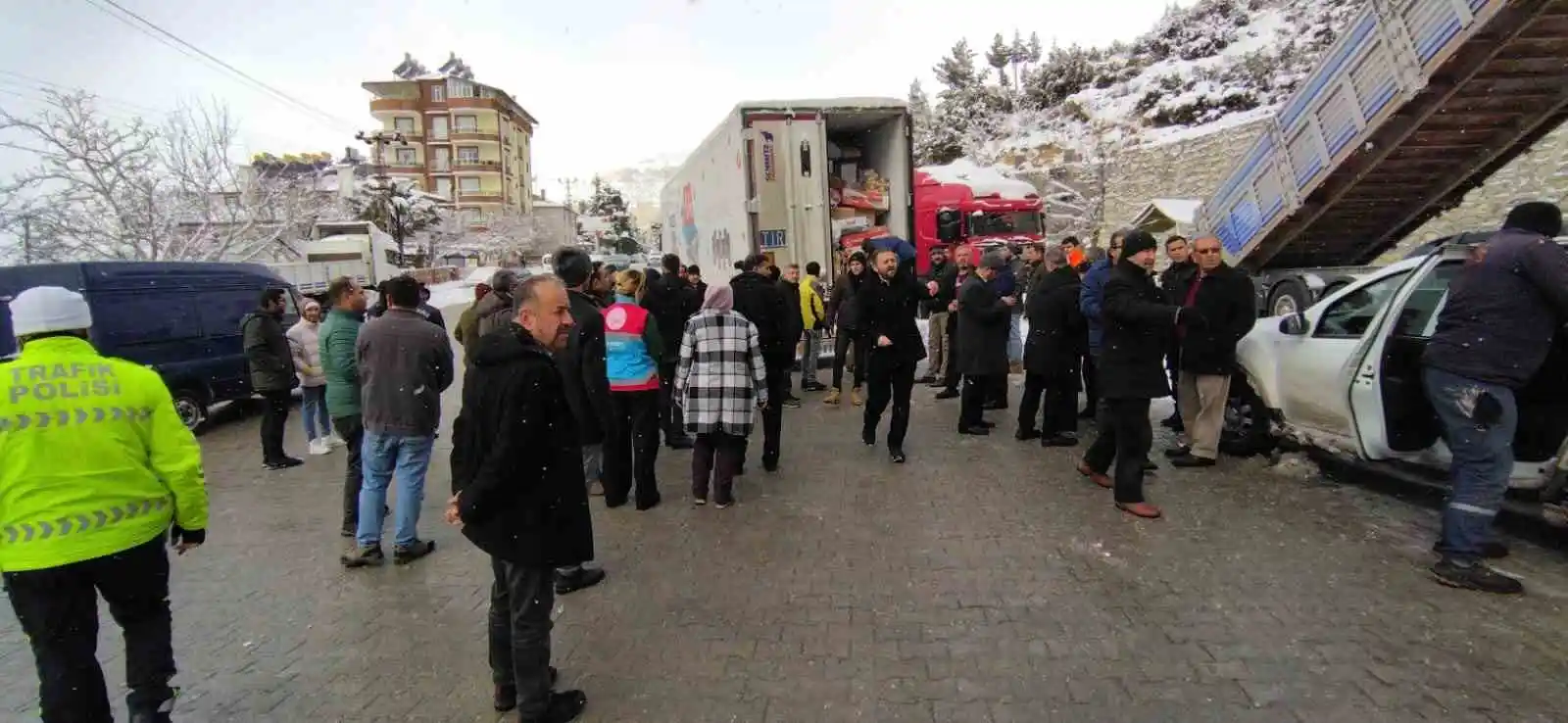 Ermenek ilçesinden deprem bölgesine 1 tır dolusu yardım
