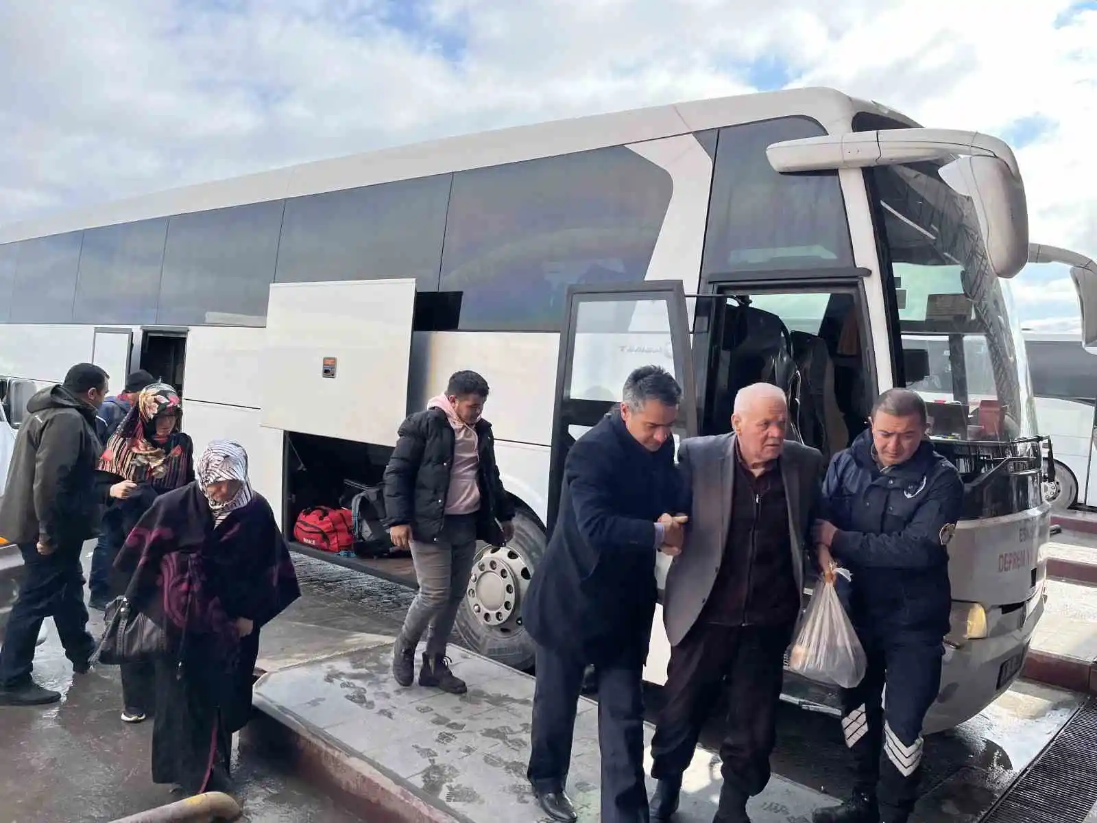 Eskişehir’e gelen depremzedeler o anları gözyaşları ile anlattı
