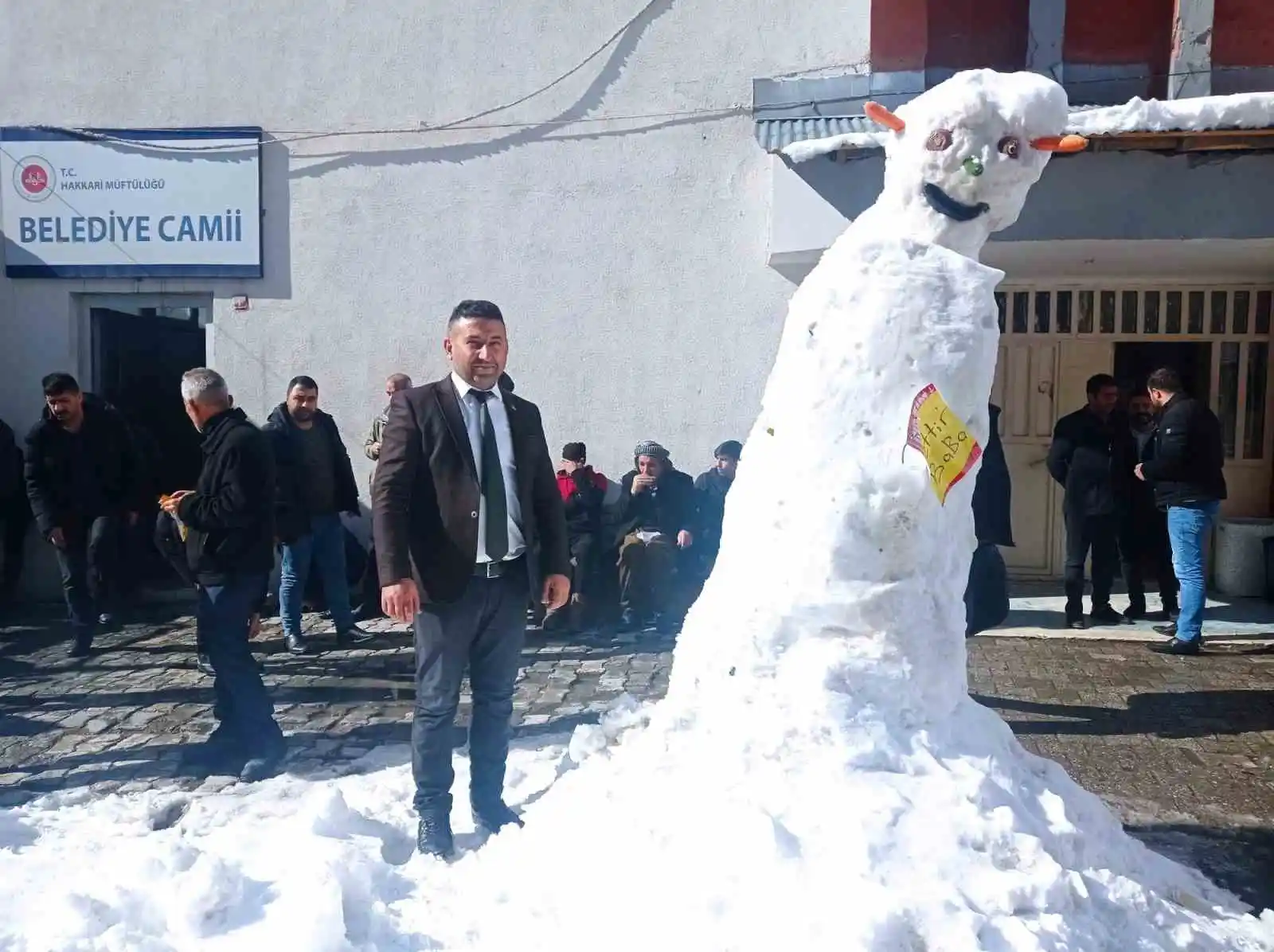 Esnaf kar yağışını eğlenceye dönüştürdü
