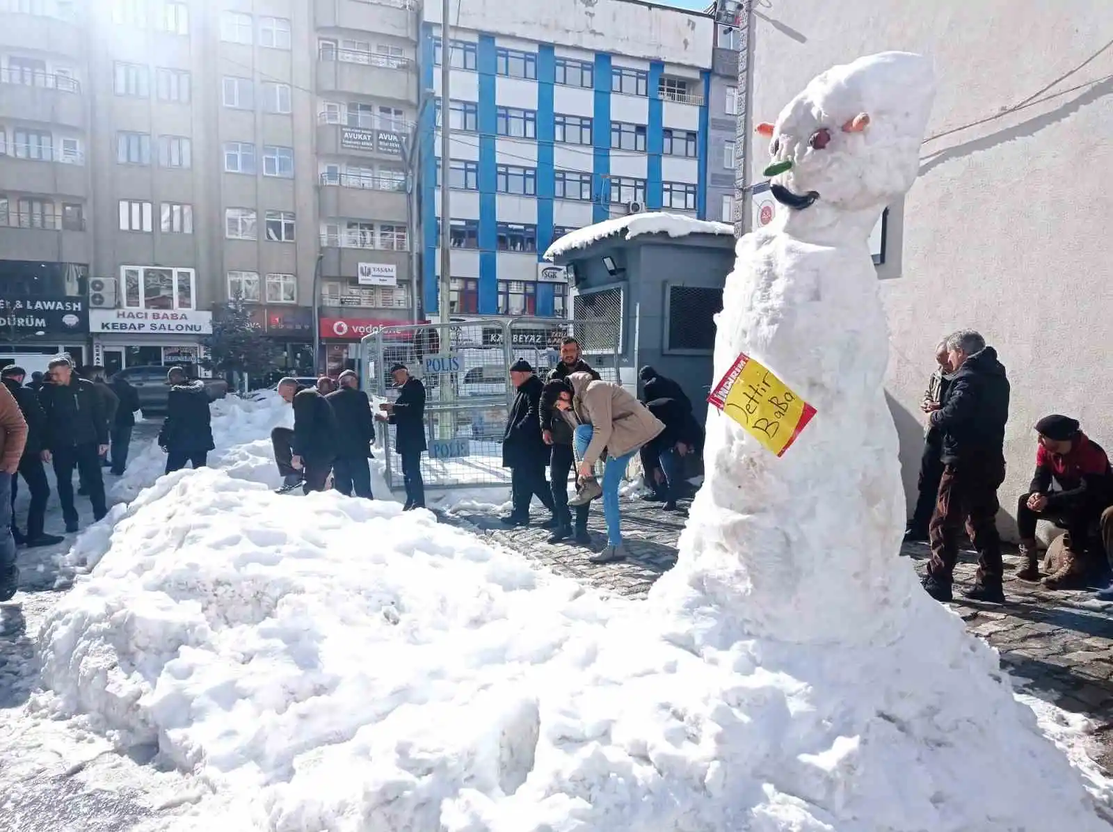 Esnaf kar yağışını eğlenceye dönüştürdü
