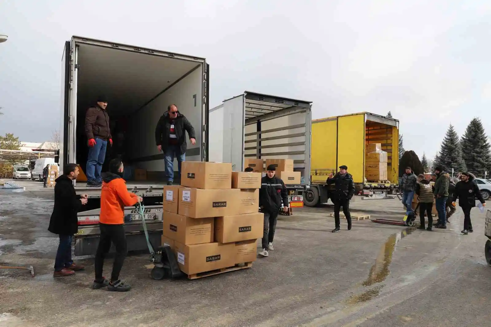 ESO deprem bölgesine 51 tırla 30 milyon liralık yardım gönderdi
